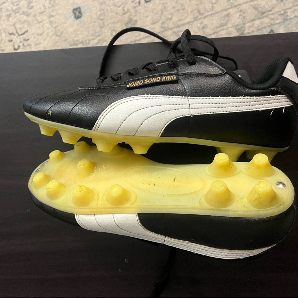 Men’s Outdoor Soccer Cleats Size 9